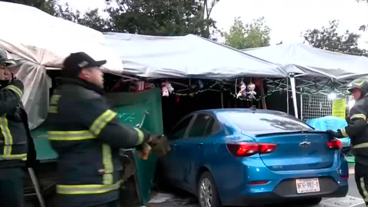 Choque entre Metrobús y automóvil termina contra puestos ambulantes en avenida Pino Suárez