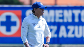 En la final, Cruz Azul se enfrentó a Pumas, que entonces tenía a Efraín Juárez como entrenador. | @CruzAzil