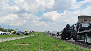Debido al impacto, la unidad volcó y dio varias vueltas sobre la terracería