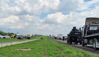 Debido al impacto, la unidad volcó y dio varias vueltas sobre la terracería