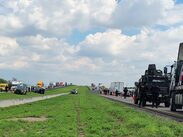 Debido al impacto, la unidad volcó y dio varias vueltas sobre la terracería