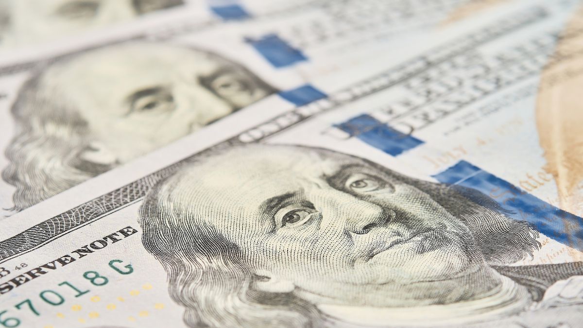 Dólar se mantiene con racha positiva mientras peso mexicano trata de mantenerse estable.