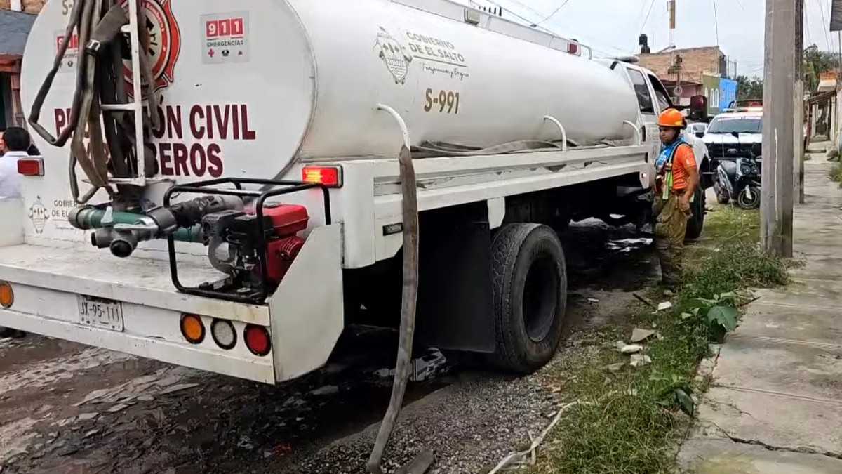 Elementos de Protección Civil y Bomberos acudieron al domicilio para atender la emergencia en El Salto