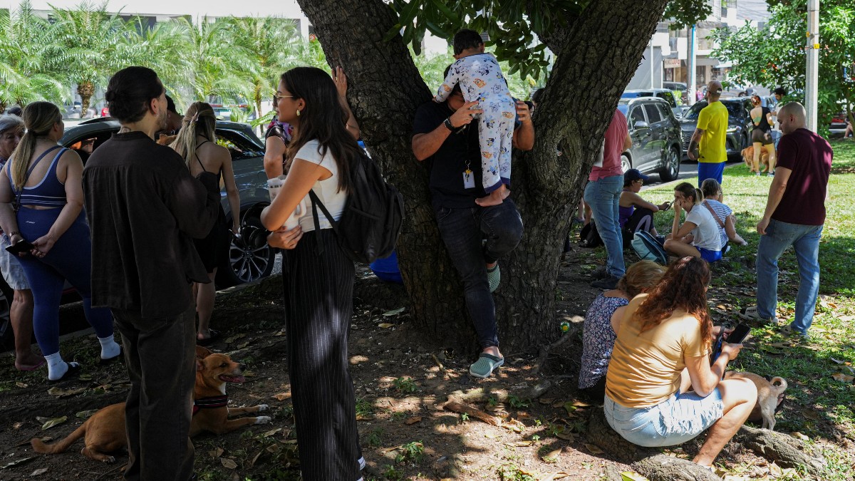 Familias salen a las calles de Panamá tras el terremoto registrado este viernes.