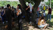 Familias salen a las calles de Panamá tras el terremoto registrado este viernes.