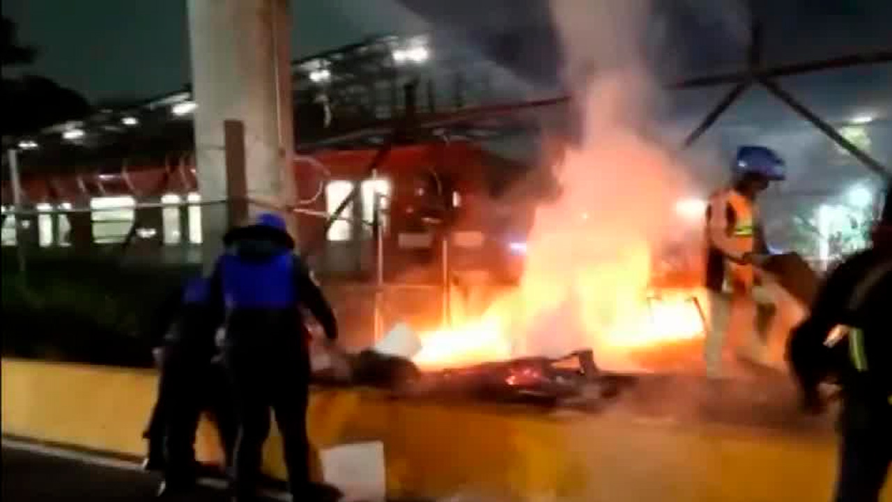 Fuego consume campamento bajo un puente de la Línea 8 del Metro en Iztacalco