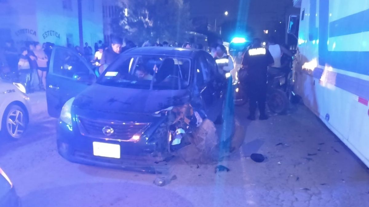 El impacto proyectó y aprisionó al frágil vehículo de dos ruedas contra un camión de carga que se encontraba debidamente estacionado.