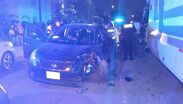 El impacto proyectó y aprisionó al frágil vehículo de dos ruedas contra un camión de carga que se encontraba debidamente estacionado.
