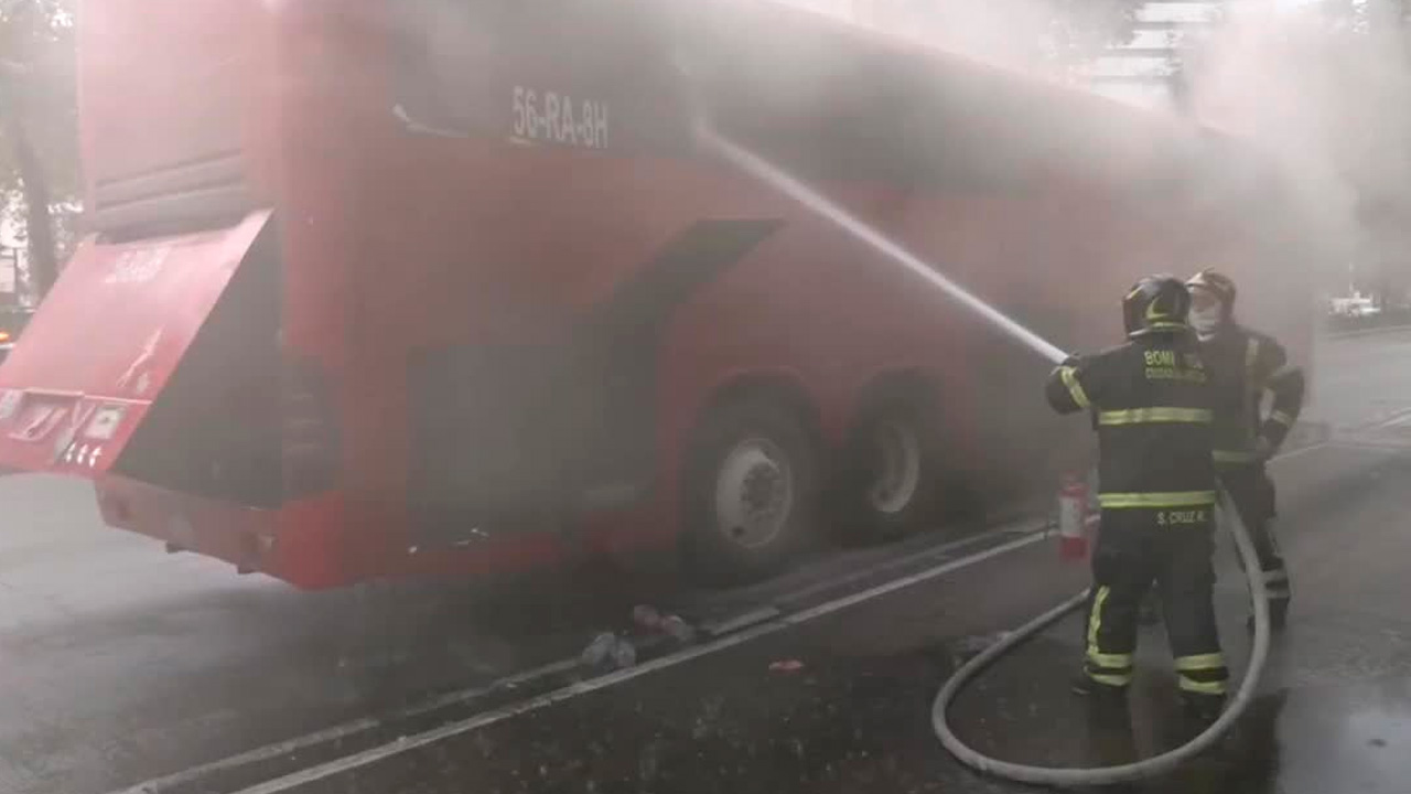 Incendio de autobús en Paseo de la Reforma provoca cierre vial; chofer resulta intoxicado