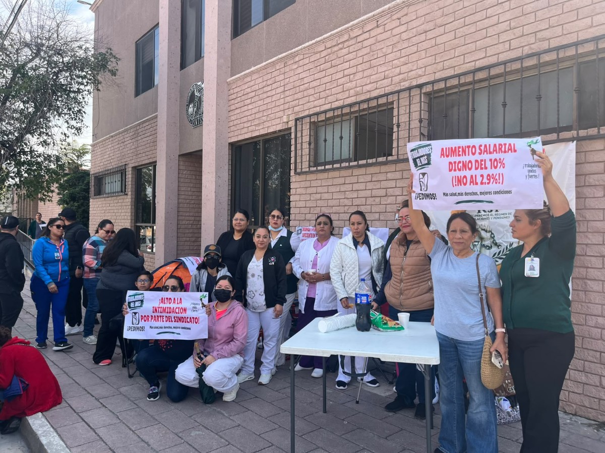Los manifestantes están siendo asistidos por elementos de la policía de Saltillo para resguardar su integridad.