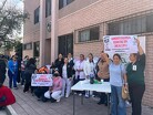 Los manifestantes están siendo asistidos por elementos de la policía de Saltillo para resguardar su integridad.