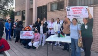 Los manifestantes están siendo asistidos por elementos de la policía de Saltillo para resguardar su integridad.