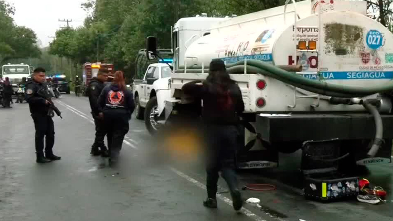 Motociclista muere tras chocar contra una pipa de agua en la Picacho-Ajusco