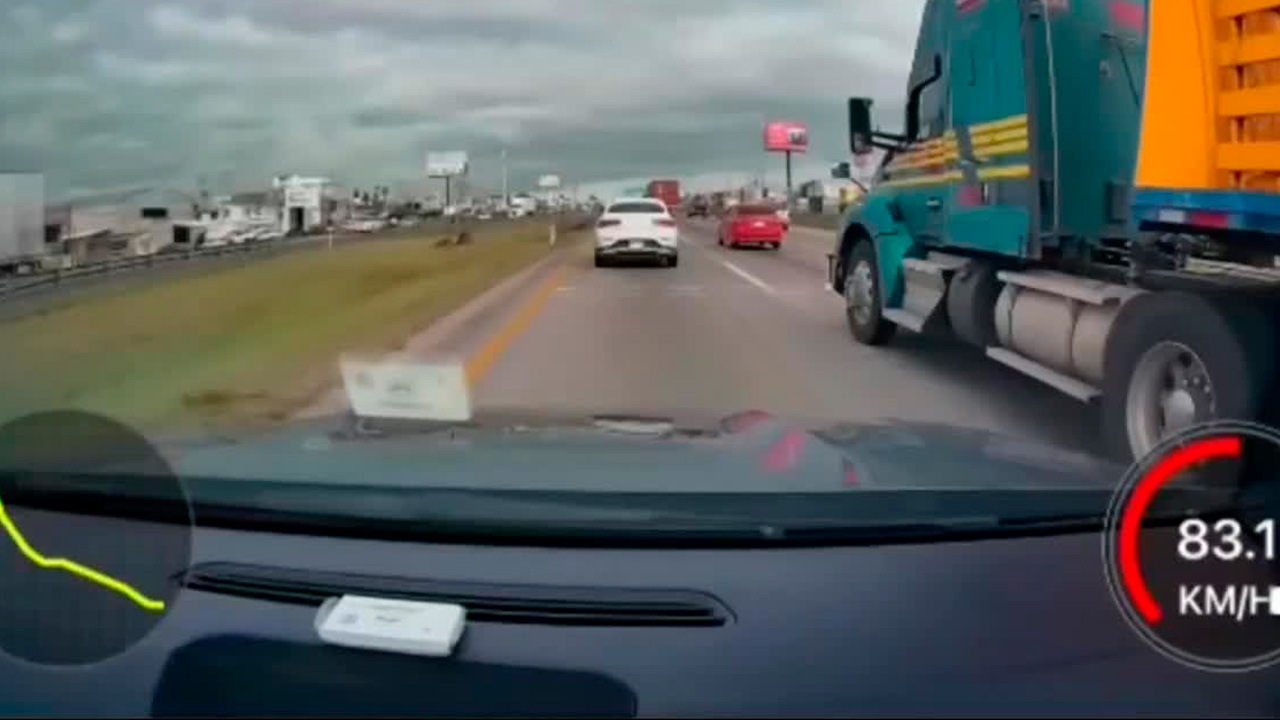 Casi provoca una tragedia: tráiler invade carril en la autopista México-Querétaro