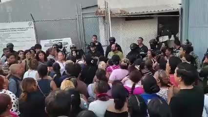 Revelan video del desgarrador momento en que familiares se enteran de los muertos en el penal de Mazatlán