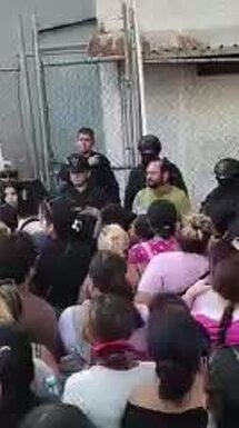 Revelan video del desgarrador momento en que familiares se enteran de los muertos en el penal de Mazatlán