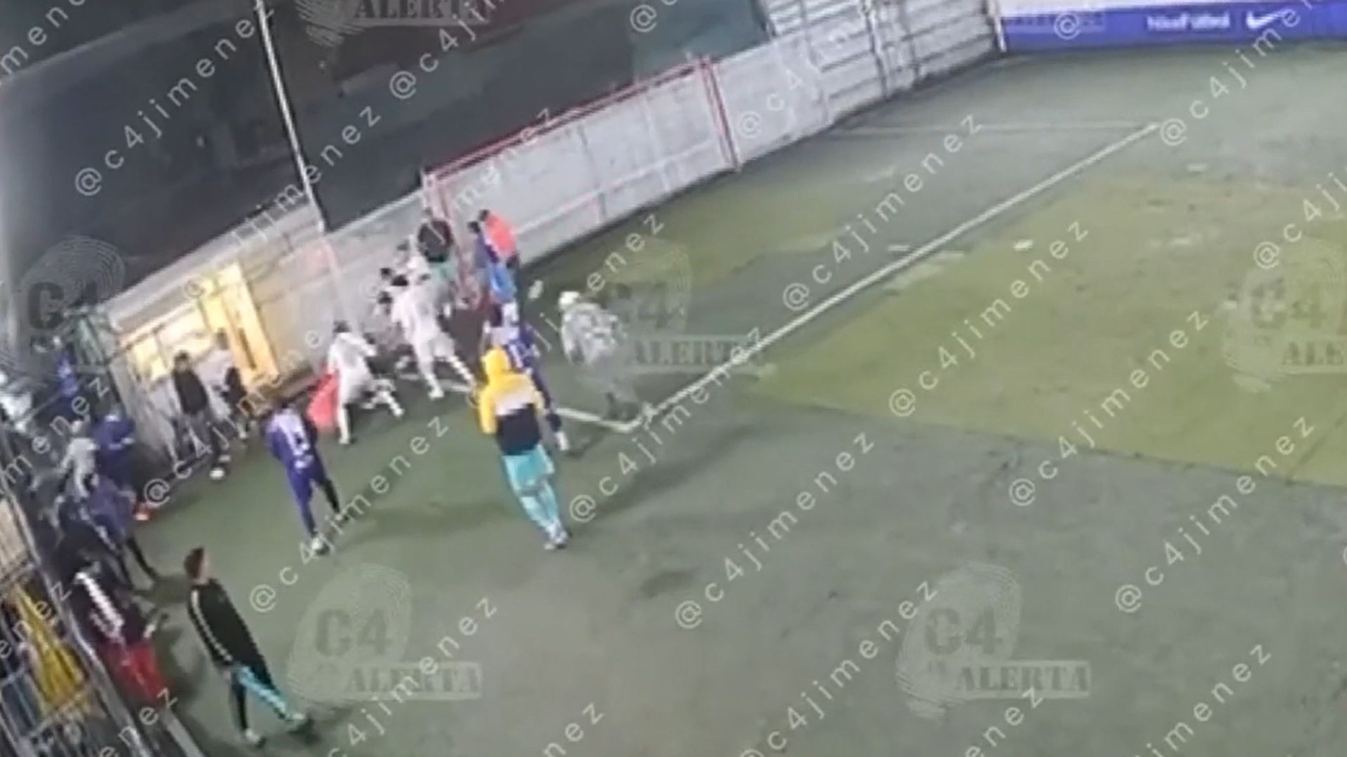 Saca pistola en partido de Iztapalapa y lo golpetean entre todos. C4 en Alerta, 09 de octubre 2026