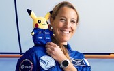 Sophie Adenot, con un peluche de Pikachu astronauta en el Centro Europeo de Astronautas. |ESA – A. Conigli – D. Dos Santos