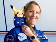Sophie Adenot, con un peluche de Pikachu astronauta en el Centro Europeo de Astronautas. |ESA – A. Conigli – D. Dos Santos