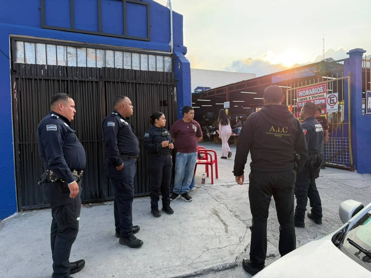 La tensión continuó cuando las madres de las involucradas comenzaron a discutir, por lo que policías municipales intervinieron.
