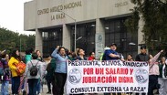 Trabajadores del Instituto Mexicano de Seguridad Social mantuvieron cerradas las principales vialidades de la Ciudad de México.