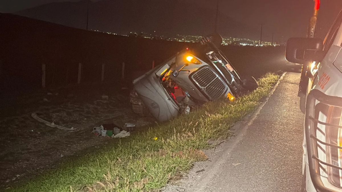 El accidente se registró sobre la autopista a Saltillo, a la altura del kilómetro 55, sobre la lateral de la vialidad.