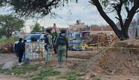 Los agresores desenfundaron armas de fuego y dispararon en repetidas ocasiones contra las víctimas.