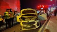 El automóvil particular terminó sobre el barandal del paso elevado tras perder el control al descender del puente.