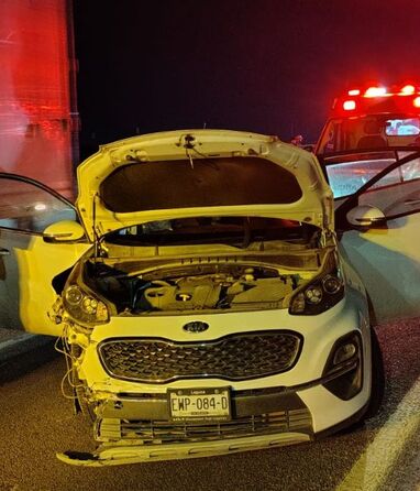 El automóvil particular terminó sobre el barandal del paso elevado tras perder el control al descender del puente.
