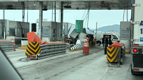 Camión se impacta contra caseta en Ramos Arizpe
