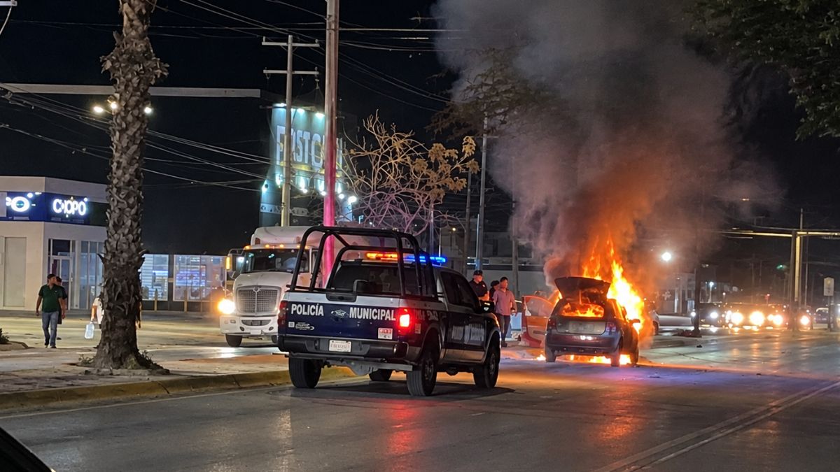 La conductora Alma Leticia resulto ilesa tras escuchar el estallido. El auto fue consumido por el fuego sin requerir traslado de la Cruz Roja.