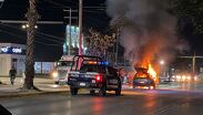 La conductora Alma Leticia resulto ilesa tras escuchar el estallido. El auto fue consumido por el fuego sin requerir traslado de la Cruz Roja.