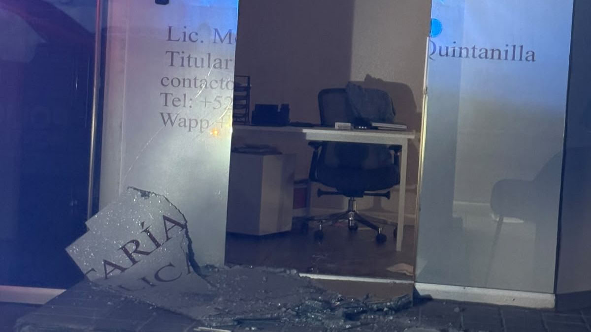 Los delincuentes rompieron la puerta de vidrio para ingresar.| Especial