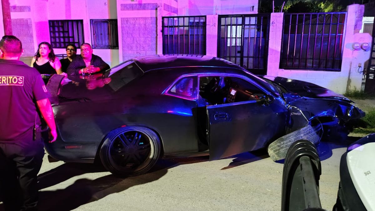 A las 1:40 horas, un Dodge Challenger embistió el remolque de un grupo musical en Torreón. El aparatoso choque movilizó a Bomberos y Cruz Roja en la z