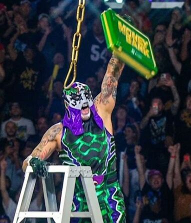 El estelar gladiador mexicano superó a cinco rivales para descolgar el codiciado maletín de WWE.