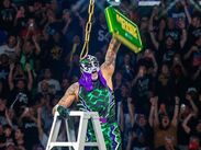 El estelar gladiador mexicano superó a cinco rivales para descolgar el codiciado maletín de WWE.