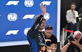 El piloto de Red Bull marcó el mejor tiempo en la clasificación nocturna de Marina Bay pese a presentar problemas en la caja de cambios.