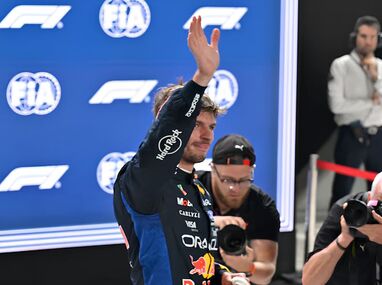 El piloto de Red Bull marcó el mejor tiempo en la clasificación nocturna de Marina Bay pese a presentar problemas en la caja de cambios.