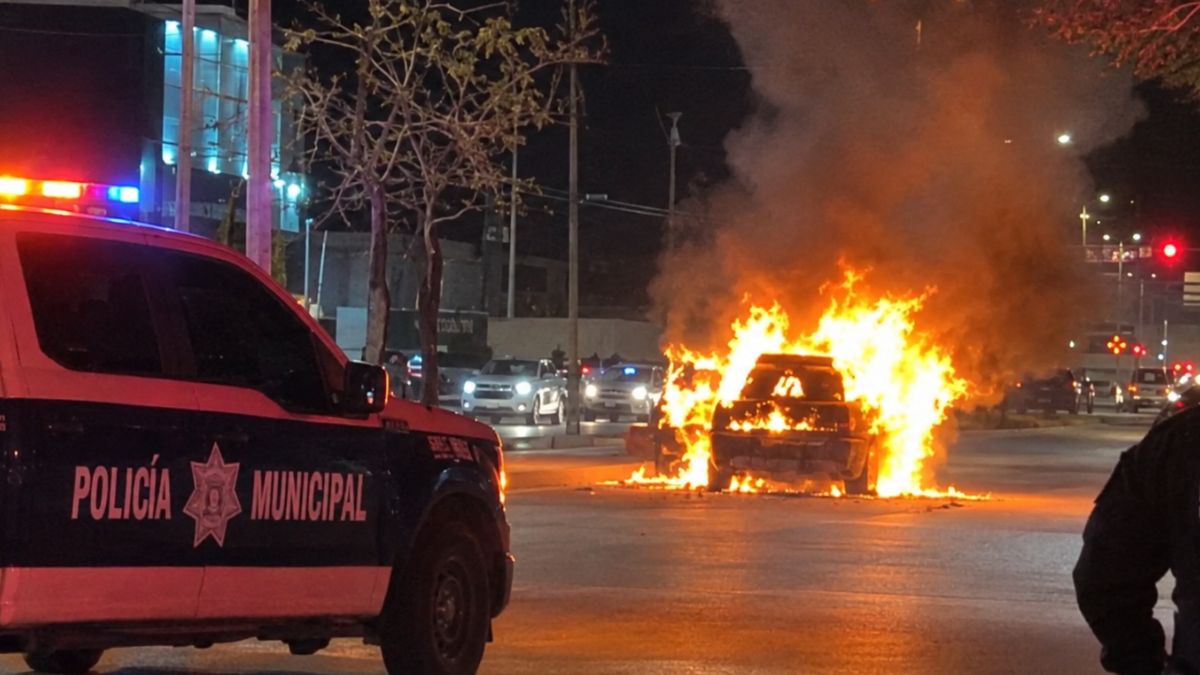 El reporte al 911 movilizó a Bomberos en Residencial Las Etnias la noche del viernes 9 de octubre. Un auto ardió tras una aparente falla bajo el cofre