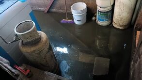Desde el resumidero de la cocina, la regadera e incluso desde el sanitario, el agua se ha abierto.