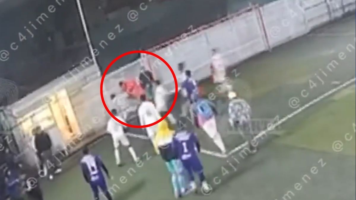 Sujeto dispara al aire durante un partido de futbol en Iztapalapa.