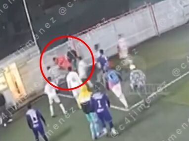 Sujeto dispara al aire durante un partido de futbol en Iztapalapa.