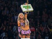 Tiffany Stratton conquistó el maletín en su lucha de escaleras.