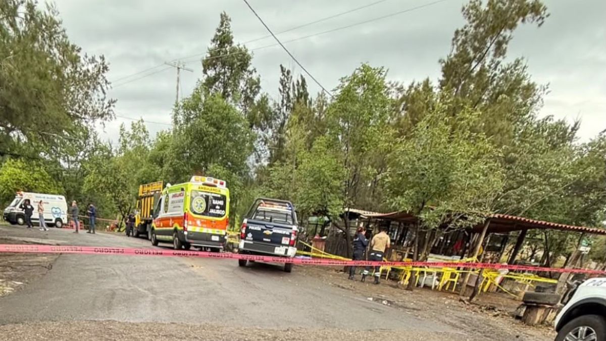 Asesinan a dos hombres sobre carretera en Tonila, Jalisco.