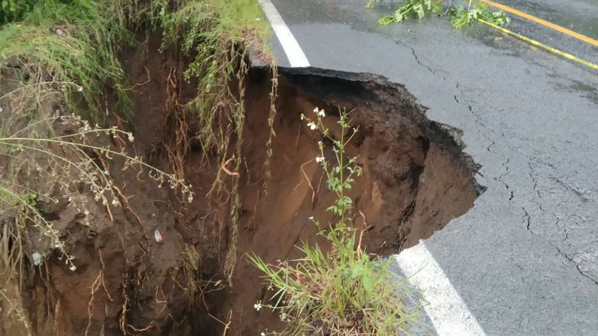 Cierre total en carretera El Grullo-Ciudad Guzmán por socavón.