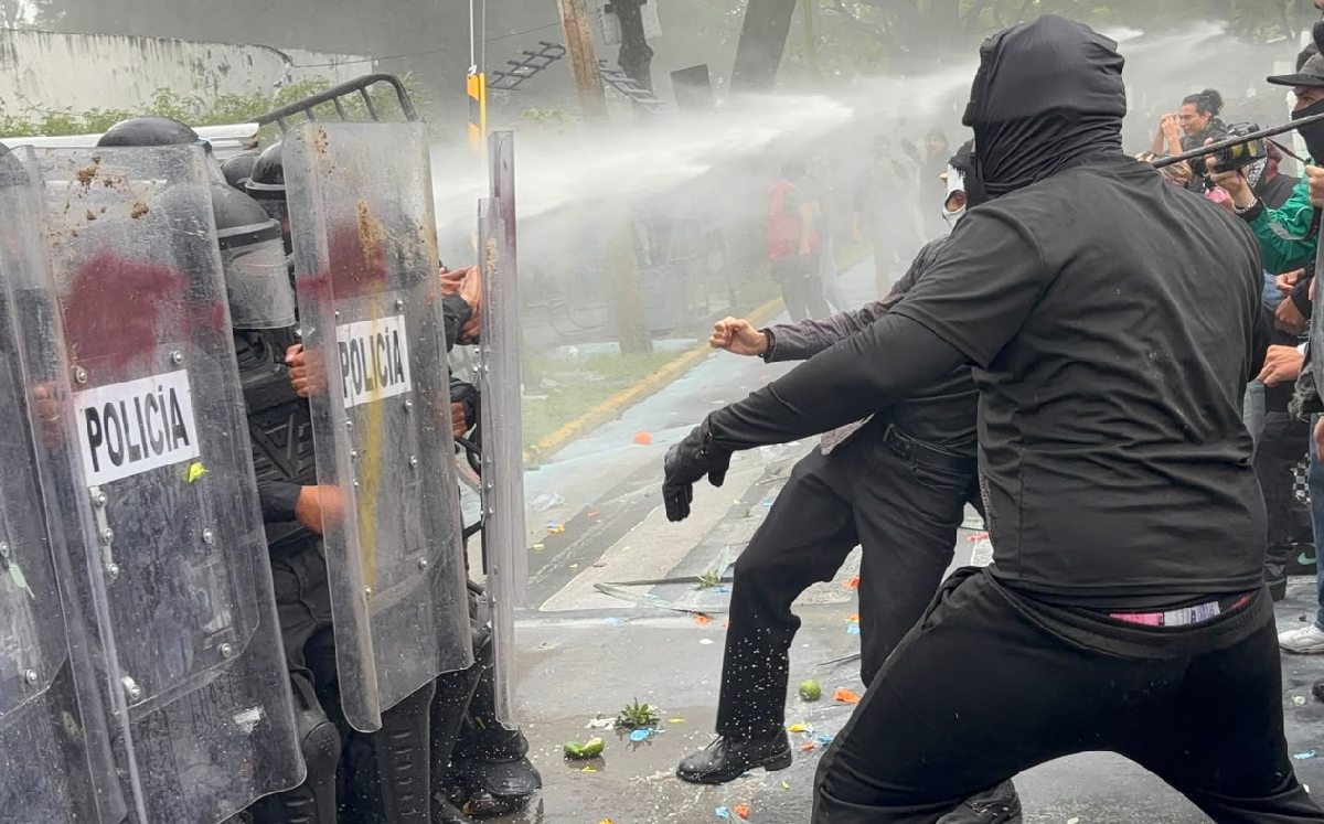 Estalla protesta por agua contaminada en Guadalajara; termina en enfrentamientos.
