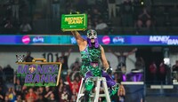 El estelar gladiador mexicano superó a cinco rivales para descolgar el codiciado maletín de WWE.