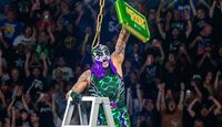 El estelar gladiador mexicano superó a cinco rivales para descolgar el codiciado maletín de WWE.