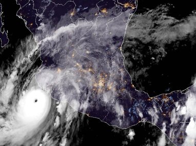 Imagen satelital del huracán Simon en el reporte de las 21:00 h del 10 de octubre |Coordinación Nacional de Protección Civil
