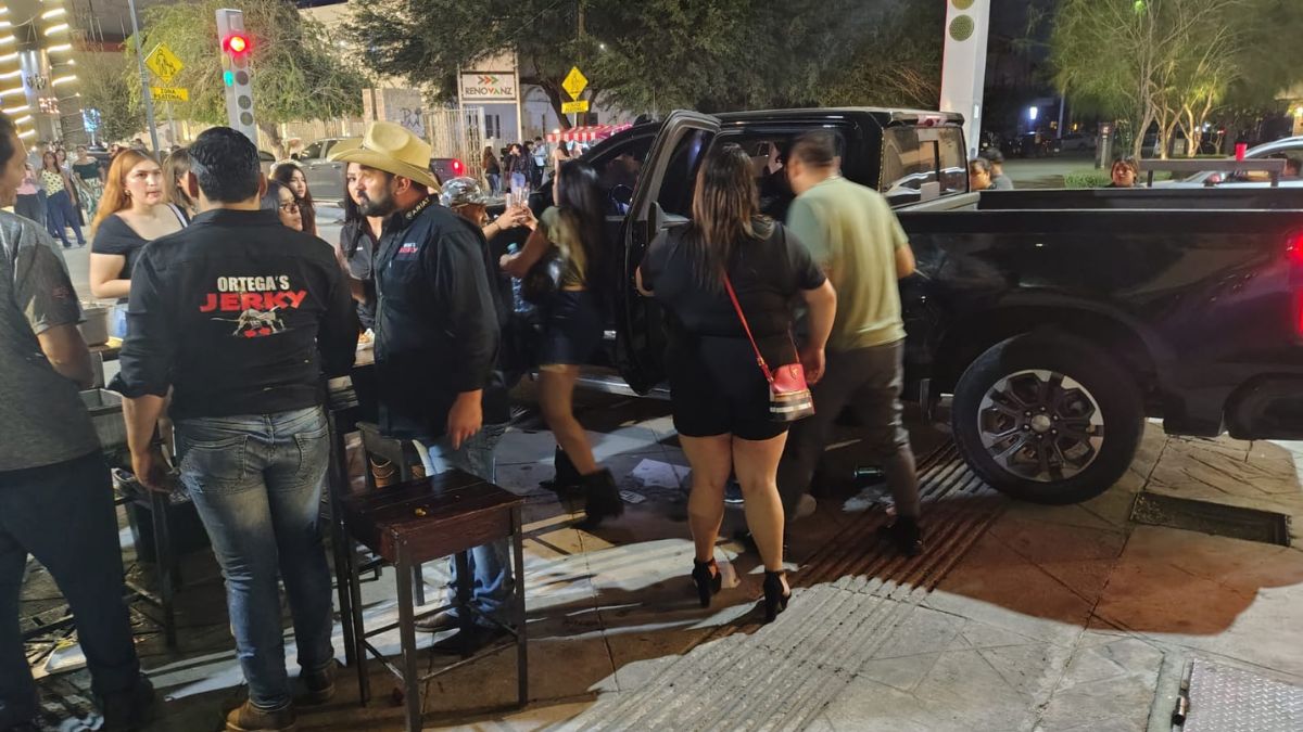 El incidente ocurrió sobre el cruce de la avenida Morelos y calle Degollado, a las afueras de un puesto de comida en la zona de bares